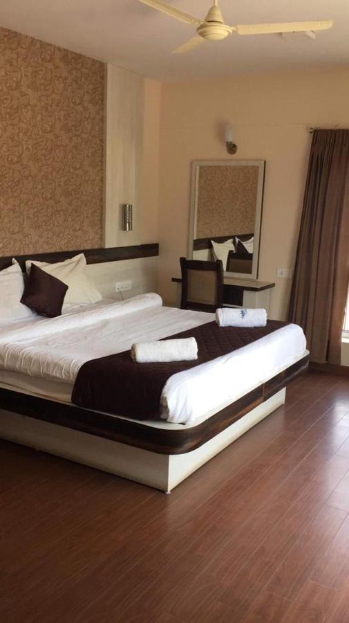 The Majestic Crown Hotel Ooty Buitenkant foto