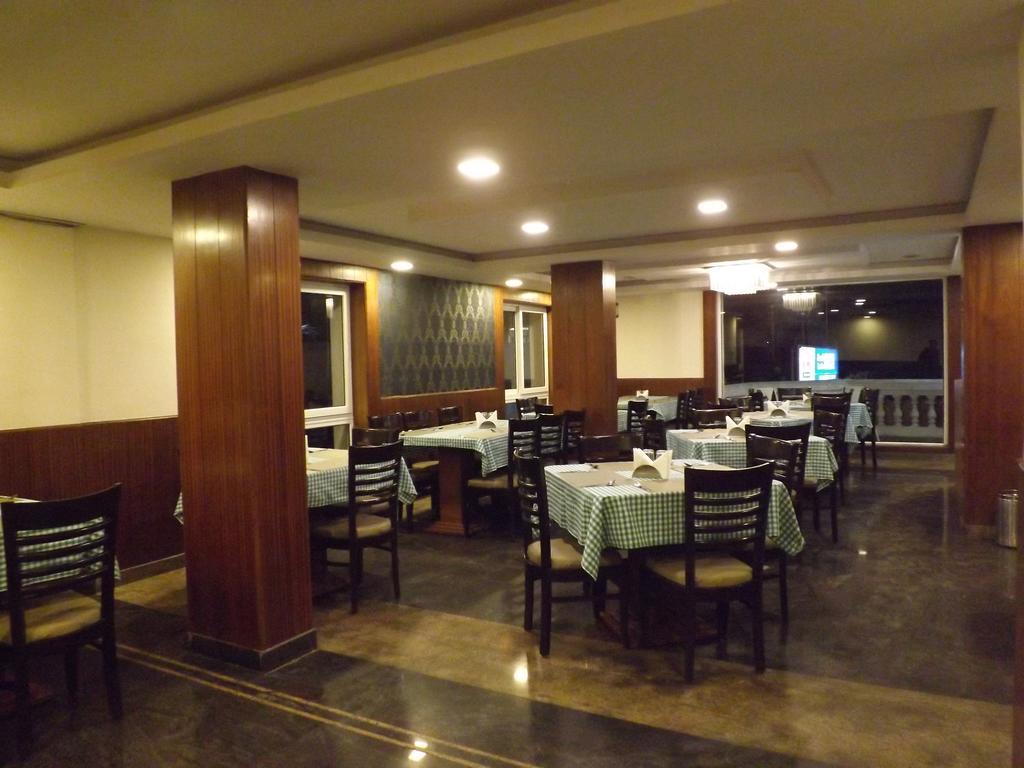 The Majestic Crown Hotel Ooty Buitenkant foto