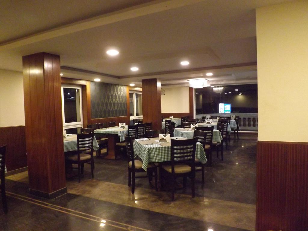 The Majestic Crown Hotel Ooty Buitenkant foto